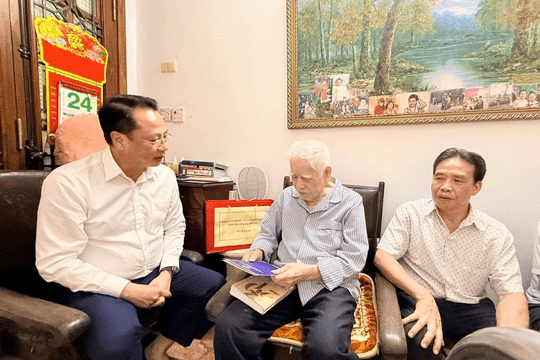 Phường Hai Bà Trưng: Tổ chức thăm, tặng quà người có công dịp 81 năm Quốc khánh 2/9