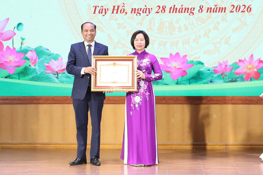 Chủ tịch UBMTTQ Việt Nam TP Hà Nội Bùi Huyền Mai trao Huy hiệu Đảng tại phường Tây Hồ