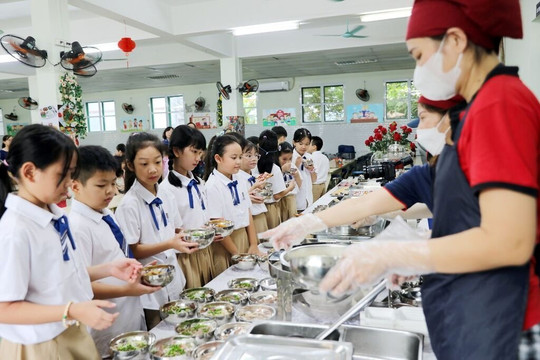 Hà Nội bảo đảm an toàn bữa ăn bán trú cho học sinh
