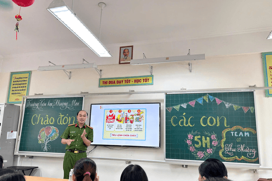 Đội CC&CNCH khu vực số 13 tuyên truyền, tập huấn kỹ năng PCCC tại trường Tiểu học Khương Mai
