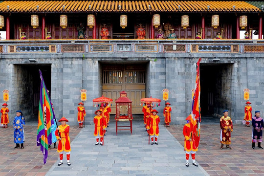 Long trọng nghi thức sân khấu hoá Lễ Truyền Lô thể hiện chủ trương "chiêu hiền đãi sĩ" dưới triều Nguyễn