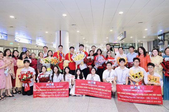 Chủ tịch UBND Thành phố Hà Nội tặng bằng khen cho 10 học sinh xuất sắc tại các kỳ thi Olympic 2026