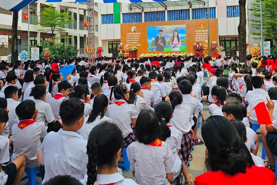 Rộn ràng tiếng trống khai trường tại Trường Tiểu học Xuân La (Hà Nội)