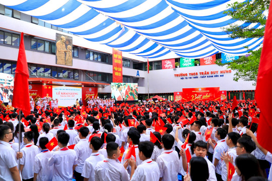 Bí thư Thành ủy Hà Nội Trần Đức Thắng dự lễ khai giảng tại Trường THCS Trần Duy Hưng