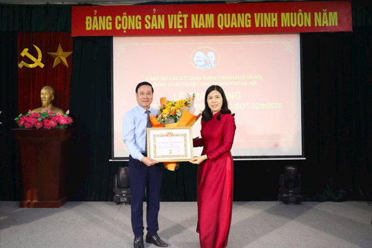Trao tặng Huy hiệu 35 năm tuổi Đảng cho NSND Trần Quốc Chiêm