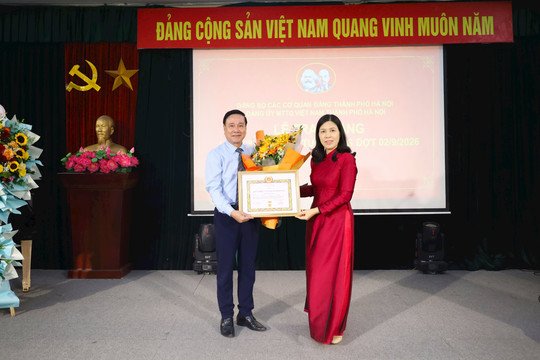 Lễ trao Huy hiệu 35 năm tuổi Đảng tặng NSND Trần Quốc Chiêm