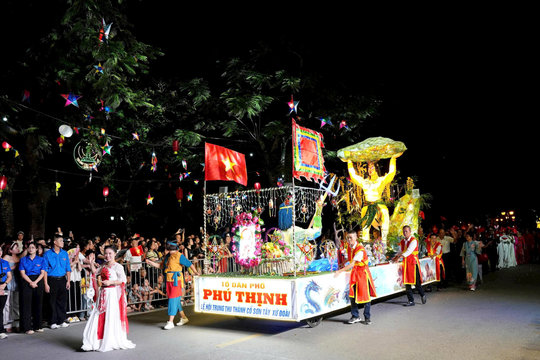 Mô hình đèn Trung thu tỏa sáng trên phố đi bộ Thành cổ Sơn Tây