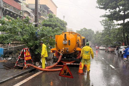 Hà Nội huy động hơn 2.500 người ứng trực chống ngập