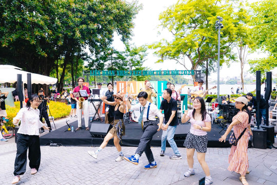 [Video] "Jazz on the Street" - rộn ràng trên phố đi bộ hồ Gươm