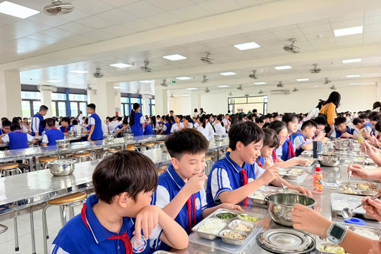 Hà Nội siết chặt quản lý, ứng dụng công nghệ để bảo đảm an toàn bữa ăn bán trú học đường