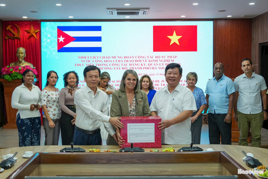 Tây Hồ trao đổi kinh nghiệm đăng ký, quản lý hộ tịch với Đoàn công tác Bộ Tư pháp Cuba