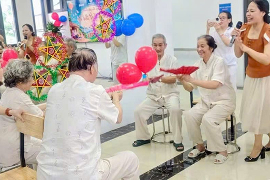 Ấm áp chương trình Trung thu của người cao tuổi phường Tây Hồ