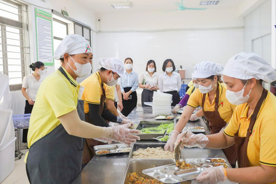 Xã Kiều Phú tăng cường bảo đảm an toàn thực phẩm, nâng cao chất lượng bữa ăn bán trú cho học sinh