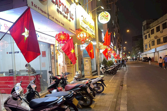 Hà Nội treo cờ Tổ quốc chào mừng 72 năm Ngày Giải phóng Thủ đô
