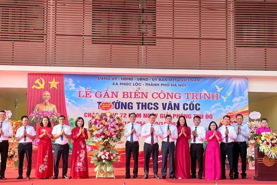 Lễ gắn biển công trình Trường THCS Vân Cốc chào mừng 72 năm Ngày Giải phóng Thủ đô