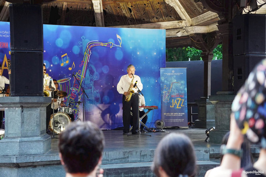 Jazz bên phố đi bộ hồ Gươm kết nối tình yêu, văn hóa Hà Nội với du khách quốc tế