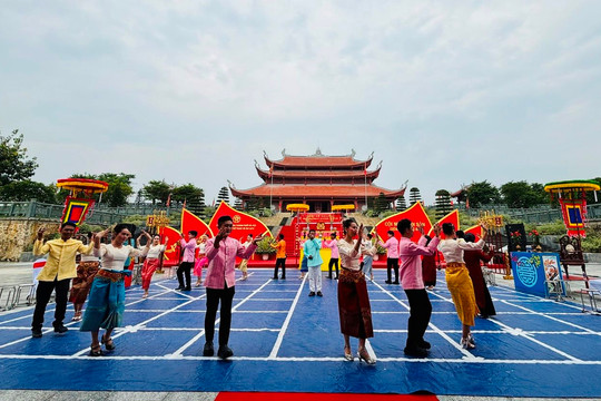 Làng Văn hóa - Du lịch các dân tộc Việt Nam là khu du lịch cấp Thành phố Hà Nội