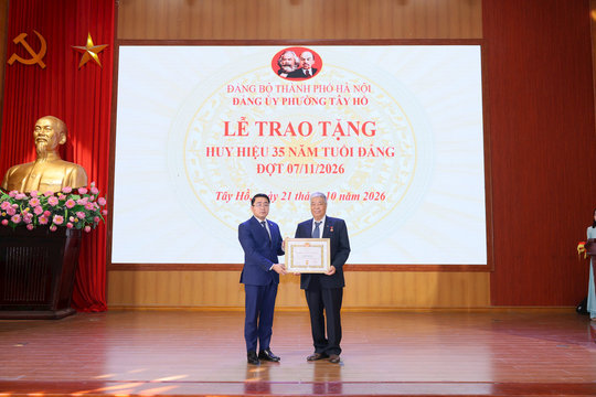 Phường Tây Hồ trao Huy hiệu Đảng cho 558 đảng viên