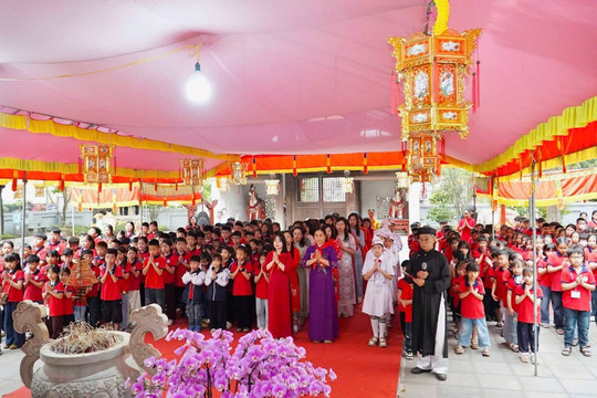 Công nghiệp văn hoá nhìn từ mô hình giáo dục di sản cho thế hệ trẻ tại đền Hát Môn