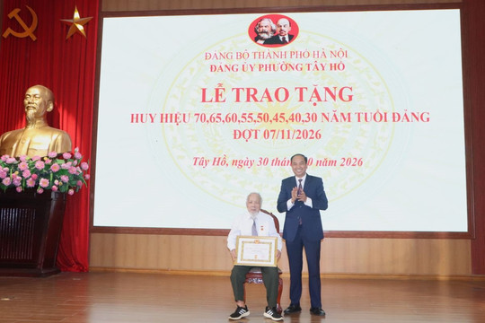 Phường Tây Hồ trao Huy hiệu Đảng cho 113 đảng viên