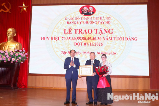 Trung tướng Phùng Khắc Đăng vinh dự nhận Huy hiệu 60 năm tuổi Đảng