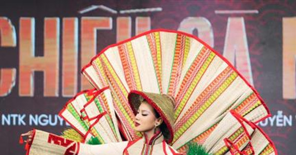 Thiết kế trang phục dân tộc: Hãy tìm hiểu những thiết kế trang phục dân tộc đầy màu sắc và tinh tế. Những bộ trang phục này mang trong mình những giá trị văn hóa, tôn vinh nét đẹp truyền thống Việt Nam. Xem hình ảnh để cảm nhận sự đẹp đẽ và sự tỉ mỉ trong thiết kế trang phục dân tộc.