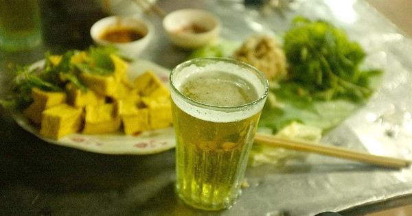 Bia hơi vỉa hè - những ly bia lạnh chanh sẽ làm tăng thêm mùa hè nóng bức tại Việt Nam. Tại những quán bia hơi vỉa hè, bạn sẽ được thưởng thức những ly bia tươi ngon, giá rẻ và không khí phiêu lưu bên cạnh những người bạn mới.