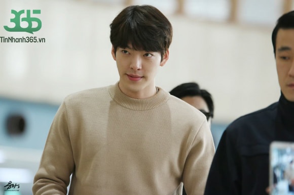 Người đầu tiên bắt Kim Woo Bin đi xạ trị ung thư không phải là mẹ hay bạn gái mà chính là người xa lạ này…