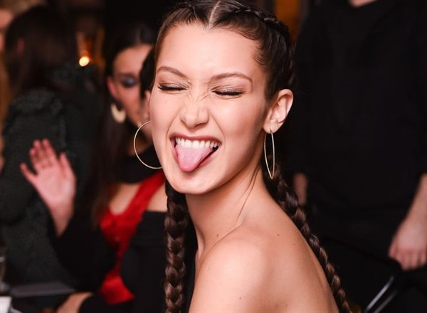 Muốn “bán cả thiên hạ” để đổi lấy một nụ cười mỹ nhân Bella Hadid