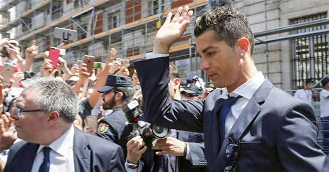 Lúc Ronaldo đang phân vân, tỷ phú lừng danh thế giới bất ngờ can thiệp tương lai của anh ở Real