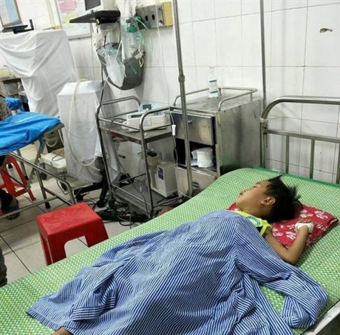 Hai trẻ suýt mất mạng vì uống nhầm rượu, dầu hoả