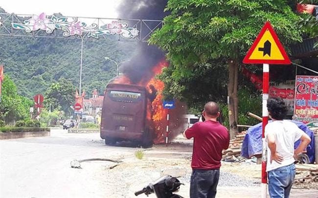 Dừng ăn cơm, một xe giường nằm bốc cháy dữ dội