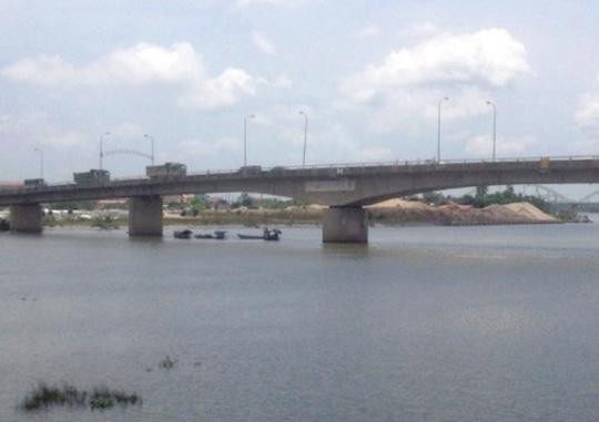 Một cán bộ dự án tỉnh Ninh Bình bỏ ô tô Mazda CX5 nhảy sông tự tử
