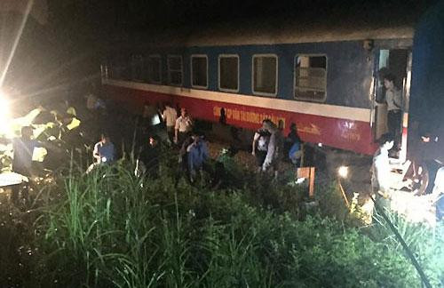 Tàu chở hơn 200 khách bị trật bánh khỏi đường ray tại Thanh Hóa