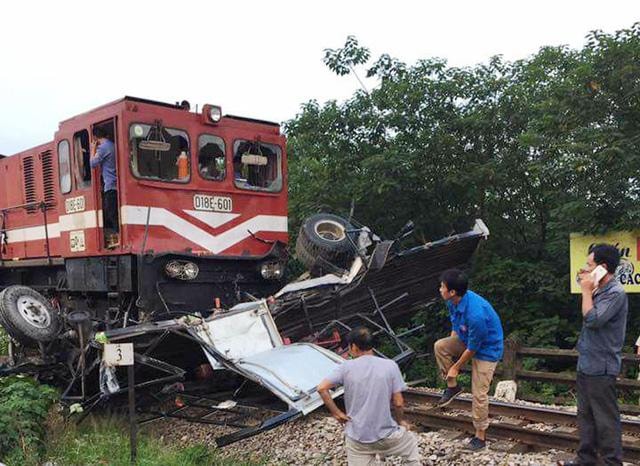 Hà Nội: Tàu hỏa tông nát bét xe tải, quốc lộ 1 đang tắc nghiêm trọng