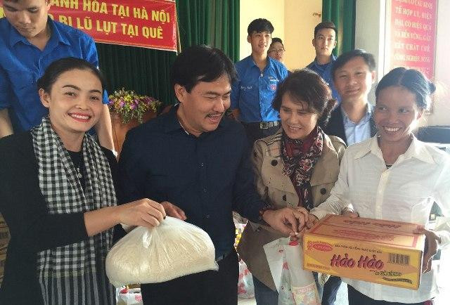 Hội Doanh nhân Thanh Hóa tại Hà Nội: Trao 1200 xuất quà cho đồng bào lũ lụt Thanh Hóa