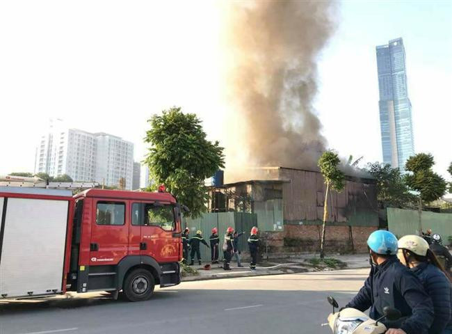 Hà Nội: Cháy lớn ở khu nhà tôn, một người chết