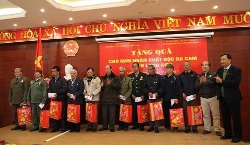 Chương trình “Xuân Doanh nhân với cộng đồng” tặng quà nạn nhân chất độc da cam