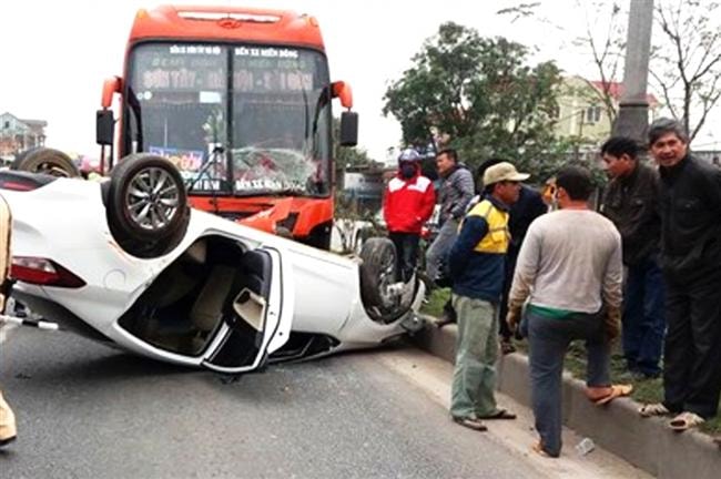 Xe khách tông xe con lật ngửa trên quốc lộ, 3 nạn nhân mắc kẹt bên trong