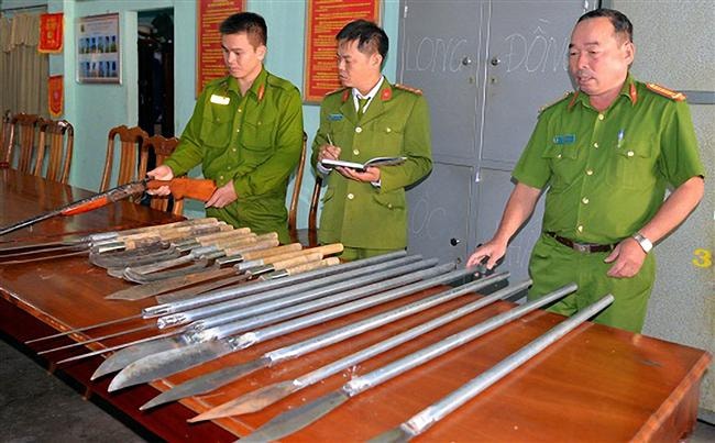 Tông xe cảnh sát 113, nhóm côn đồ bỏ chạy để lại 'hàng nóng'