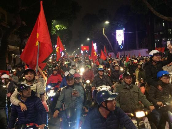 CĐV đổ ra đường ăn mừng chiến thắng lịch sử của U23 Việt Nam