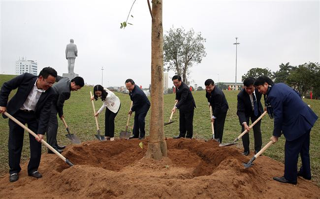 Phó Thủ tướng Vương Đình Huệ dâng hoa, tưởng nhớ cố Tổng Bí thư Nguyễn Văn Linh