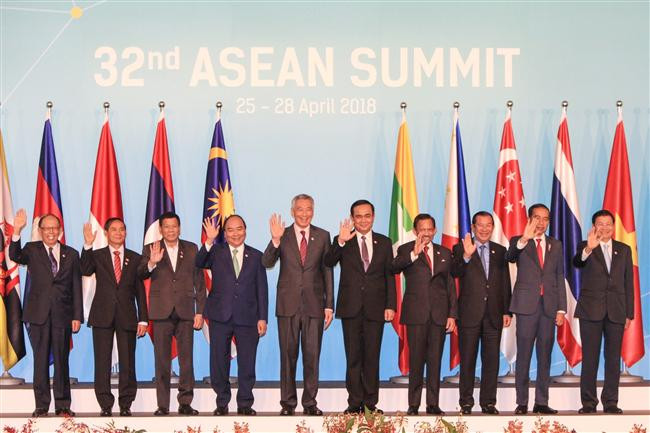 Thủ tướng kết thúc chuyến thăm Singapore và dự Hội nghị Cấp cao ASEAN lần thứ 32