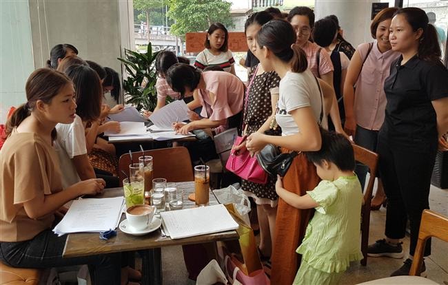 Khách hàng viết đơn khiếu nại mỹ phẩm của Công ty TNHH Venesa