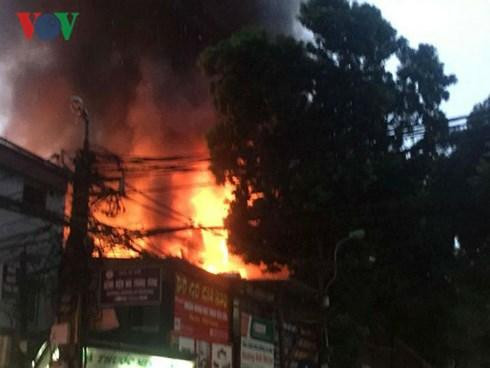Nghi có người chết cháy trong vụ hỏa hoạn cạnh Bệnh viện Nhi