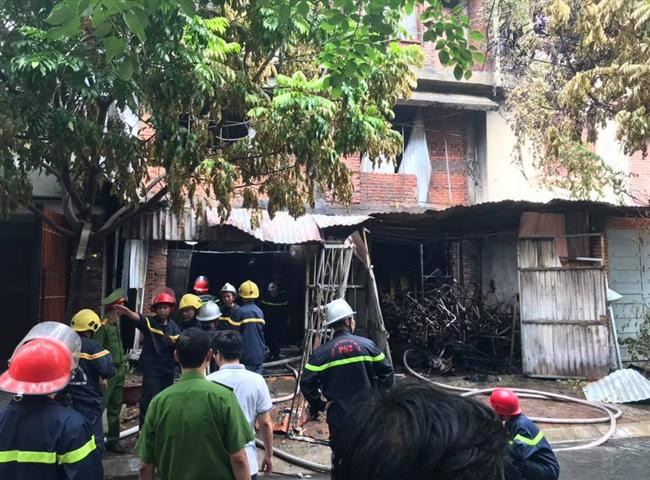 Hà Nội: Cháy lớn xưởng sofa ở Khu đô thị Trung Văn