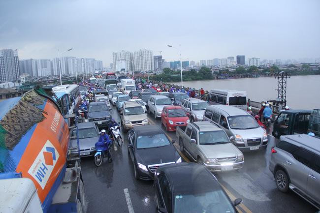Gia tăng ùn tắc, tai nạn giao thông trên các cây cầu: Nhiều bất cập cần sớm khắc phục