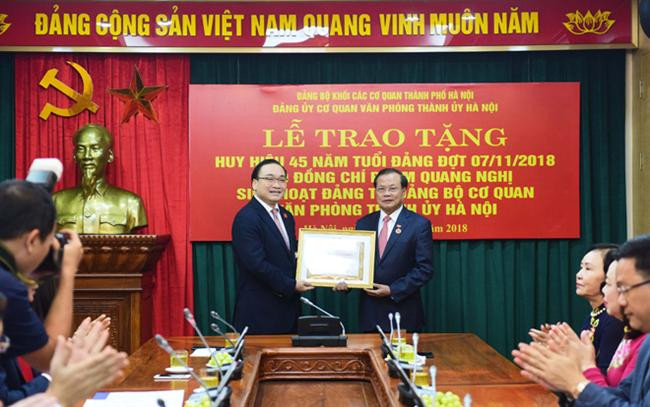 Nguyên Bí thư Thành ủy Hà Nội Phạm Quang Nghị nhận Huy hiệu 45 năm tuổi Đảng