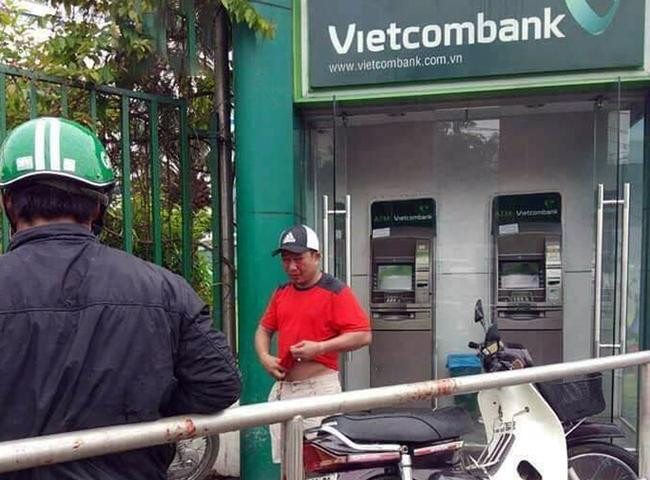 Đang rút tiền tại cây ATM, bị tạt ớt vào mắt để cướp 10 triệu đồng