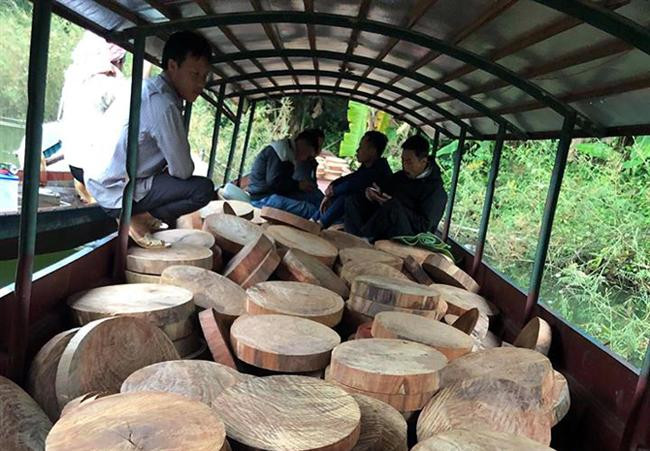 Bắt đối tượng vận chuyển trái phép 830 thớt gỗ nghiến trên sông Đà